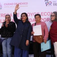 Brugada entrega apoyos económicos a más de 2 mil familias afectadas por las lluvias en Iztapalapa