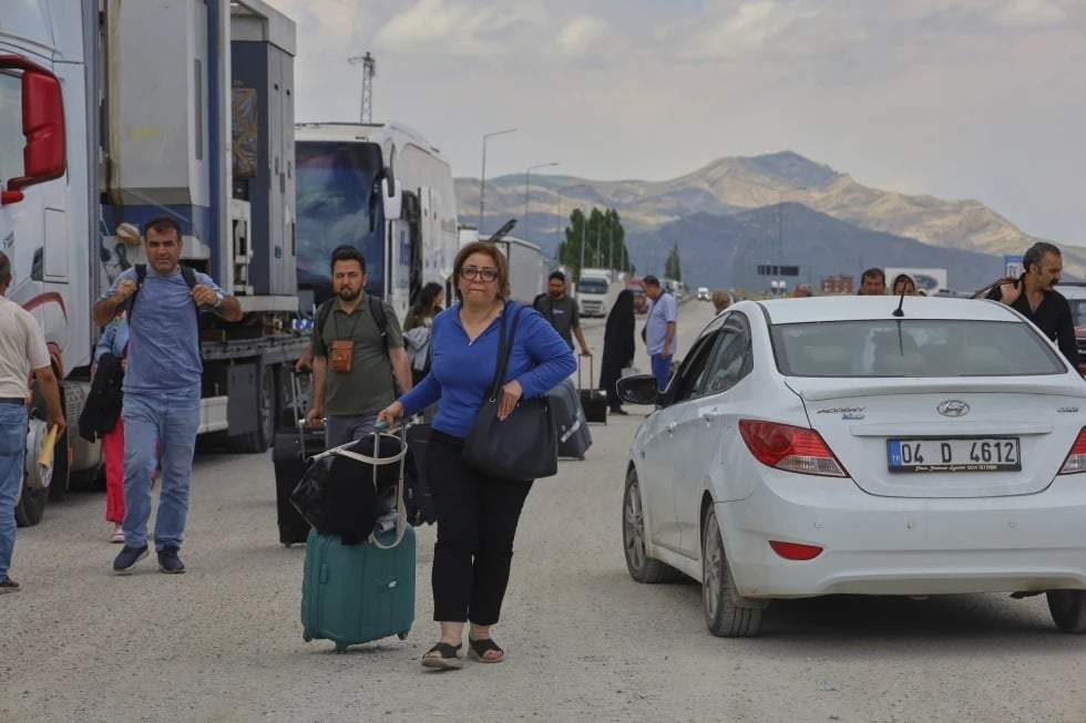 Iraníes llegan a un cruce fronterizo en Gurbulak, Turquía, el lunes 16 de junio de 2025.