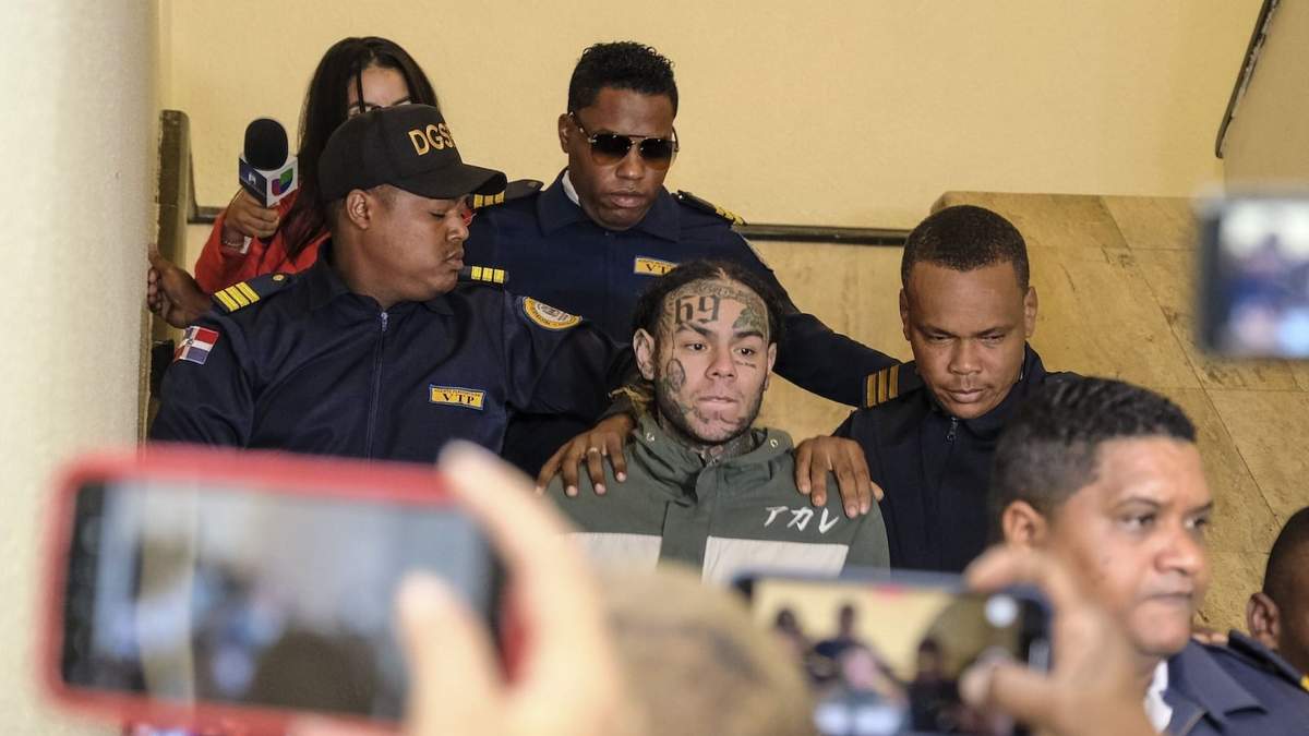 Tekashi 6ix9ine es escoltado por la policía al llegar a una audiencia judicial en el Palacio de Justicia, en Santo Domingo, República Dominicana, el 25 de enero de 2024