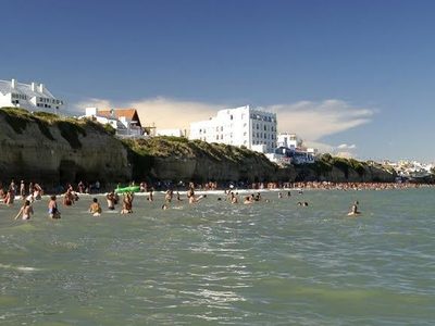 "20 autos bajo agua": Una marea sorprendente copó Las Grutas ¡Mirá!