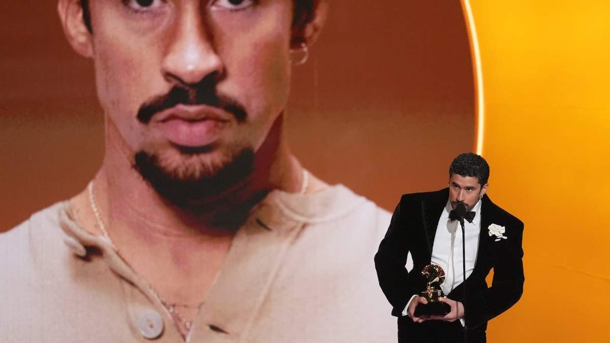 Bad Bunny acepta el premio al mejor álbum de música urbana