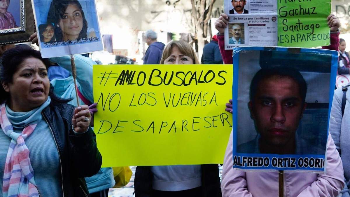Protesta frente a la Segob de familiares de personas desaparecidas realizada en diciembre de 2023; exigían un diálogo con la titular de la CNB para que aclarara la metodología del censo de AMLO