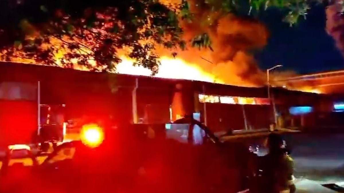 Bomberos controlan incendio en almacen del IMSS