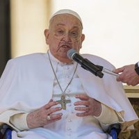 El Papa reaparece en la Plaza de San Pedro después de salir del hospital