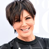 ¡Un día ocurrió! Kris Jenner se quitó todo y apareció ¡como vino al mundo!