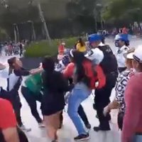 Vendedoras ambulantes propinan golpiza a funcionaria de reordenamiento de vía pública en la Alameda
