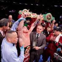 "Canelo" Álvarez noquea a Fielding y logra tricampeonato