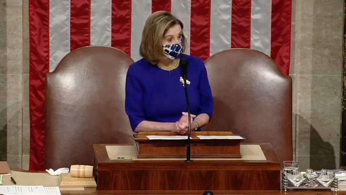 Nancy Pelosi en la sesión de hoy que fue interrumpida