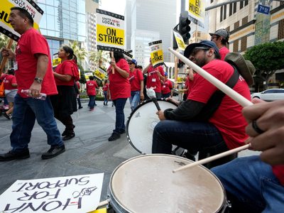 En pleno arranque del verano trabajadores de hoteles en California se declaran en huelga