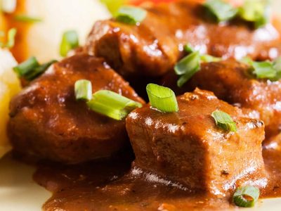 Solomillo de cerdo con salsa agridulce y puré de boniato: coronate con esta receta tentadora y preparate para los aplausos