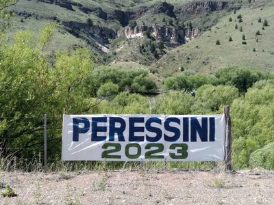 Aparecieron carteles de Peressini y se especula con una posible candidatura en 2023