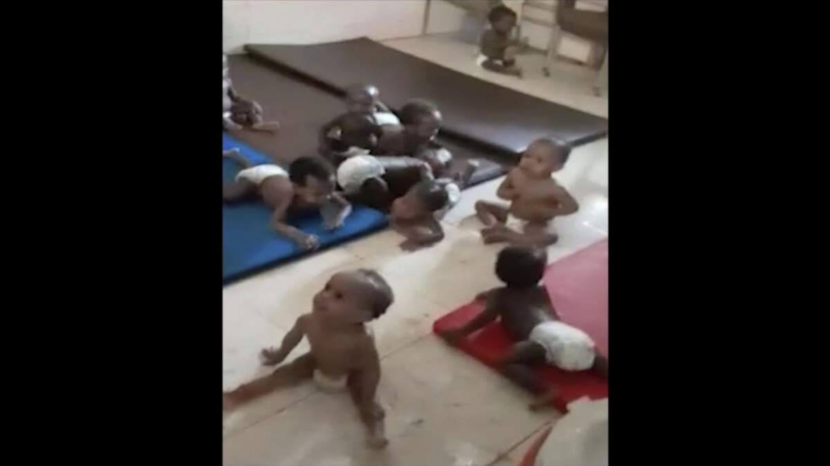 Niños pequeños en un orfanato de Jartum, Sudán en mayo 2023