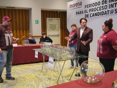Morena resuelve pluris por tómbola: entran José Ramiro López Obrador, Ramírez Cuevas, El Fisgón...