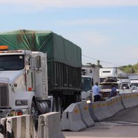 Persisten bloqueos en demanda de salarios y aguinaldos en Tabasco