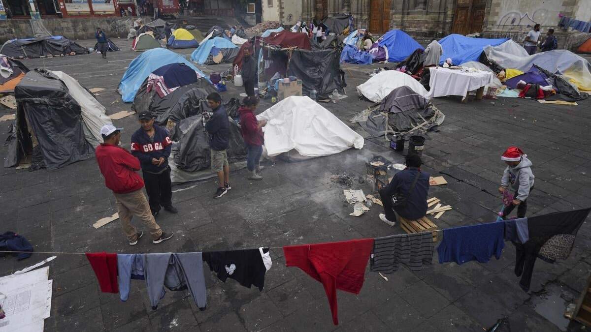 Migrantes acampan en tiendas de campaña frente a la Iglesia de la Santa Cruz y La Soledad en Ciudad de México, martes 26 de diciembre de 2023