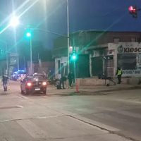 Dos motociclistas chocaron en el cruce del Metrobus y uno de ellos murió camino al hospital