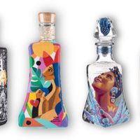 Artistas mexicanos intervienen botellas de tequila para ayudar a los Mariachis