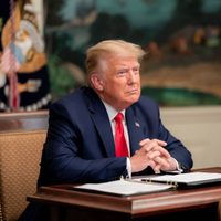 Gobierno de EU recupera 100 documentos clasificados que se llevó Trump