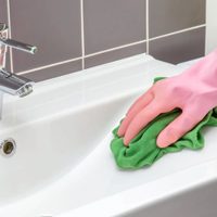 El truco de las abuelas para blanquear el inodoro y dejar las griferías de tu baño impecables con solo 1 producto