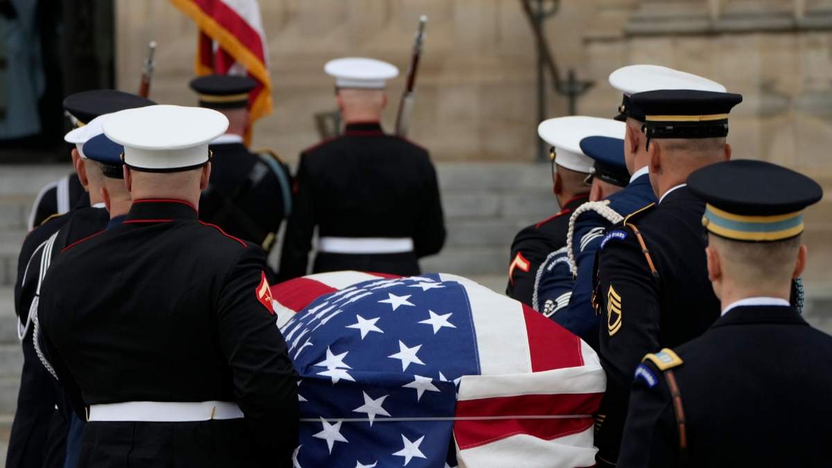 Vista del ataúd del exvicepresidente de EU, Dick Cheney, llegando a la Catedral Nacional de Washington
