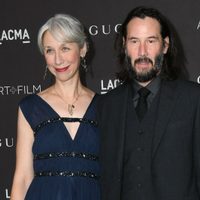 La novia de Keanu Reeves pidió una orden de alejamiento para una fanática que los hostiga