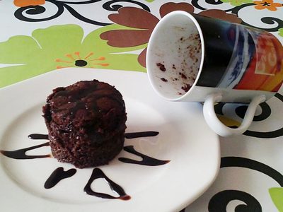 Magdalena gigante de chocolate, sin horno y lista en minutos: no gastes fortuna en comprar una y preparala así de fácil