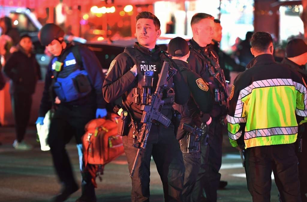 Policías se reúnen cerca de la Universidad Brown en Providence, Rhode Island, el sábado 13 de diciembre de 2025, durante la investigación de un tiroteo