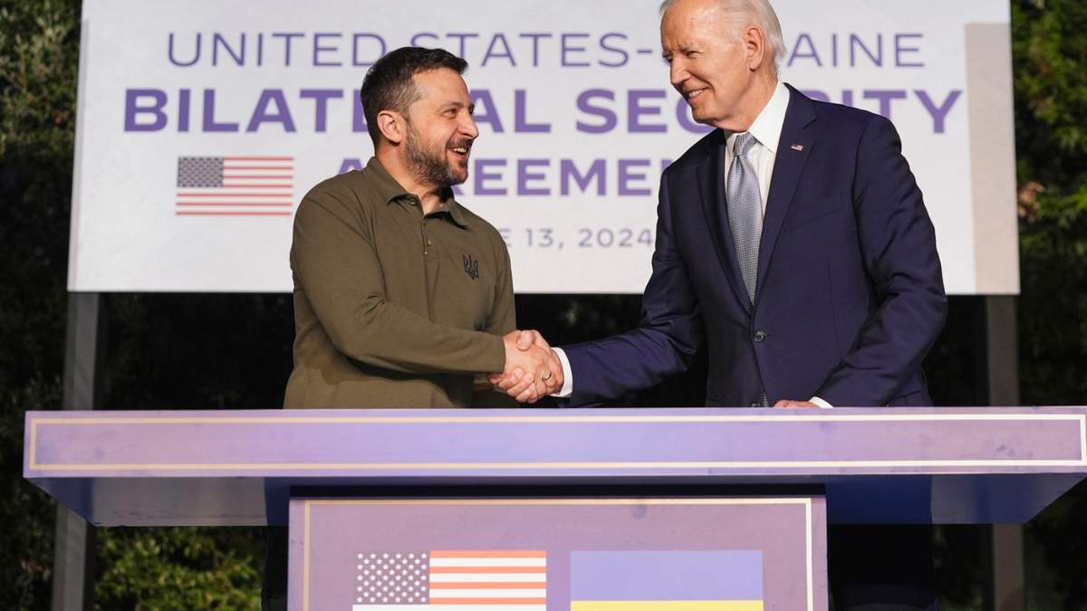 El presidente de Estados Unidos, Joe Biden, y el presidente de Ucrania, Volodymyr Zelenskyy, estrechan la mano tras firmar un acuerdo de seguridad en un aparte del G7 el jueves 13 de junio de 2024 en Savelletri, Italia