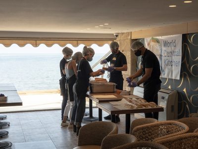 El chef José Andrés, ahora llegó a Beirut para asistir con su cocina solidaria