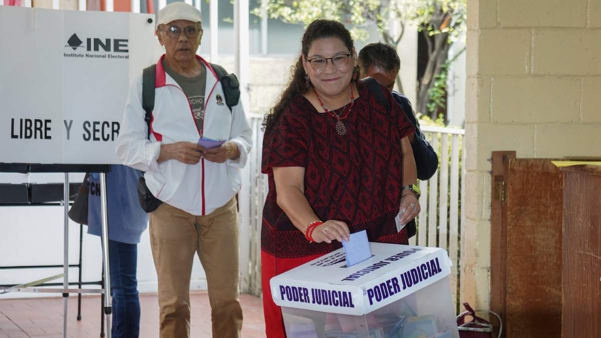 La ministra candidata Lenia Batres vota en la elección judicial