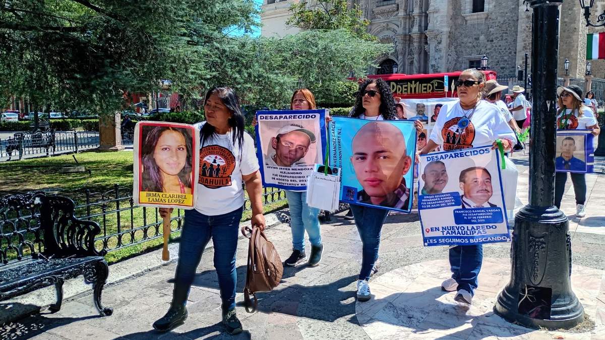 Brigada de Búsqueda Nacional en Coahuila con fotografías de sus familiares desaparecidos