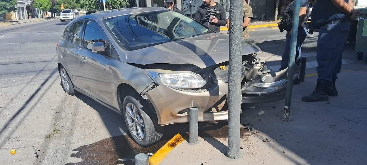 El Ford Focus chocó contra los pilotes metálicos de la vereda. Fuente (Policía de Neuquén)