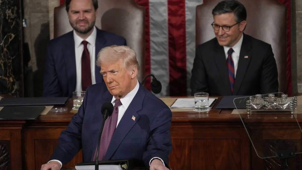 El presidente Donald Trump pronuncia un discurso durante una sesión conjunta del Congreso, en el Capitolio, Washington