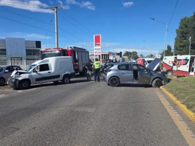 Un choque entre dos vehículos colapsó la circulación a pocos metros de los Puentes Carrereros