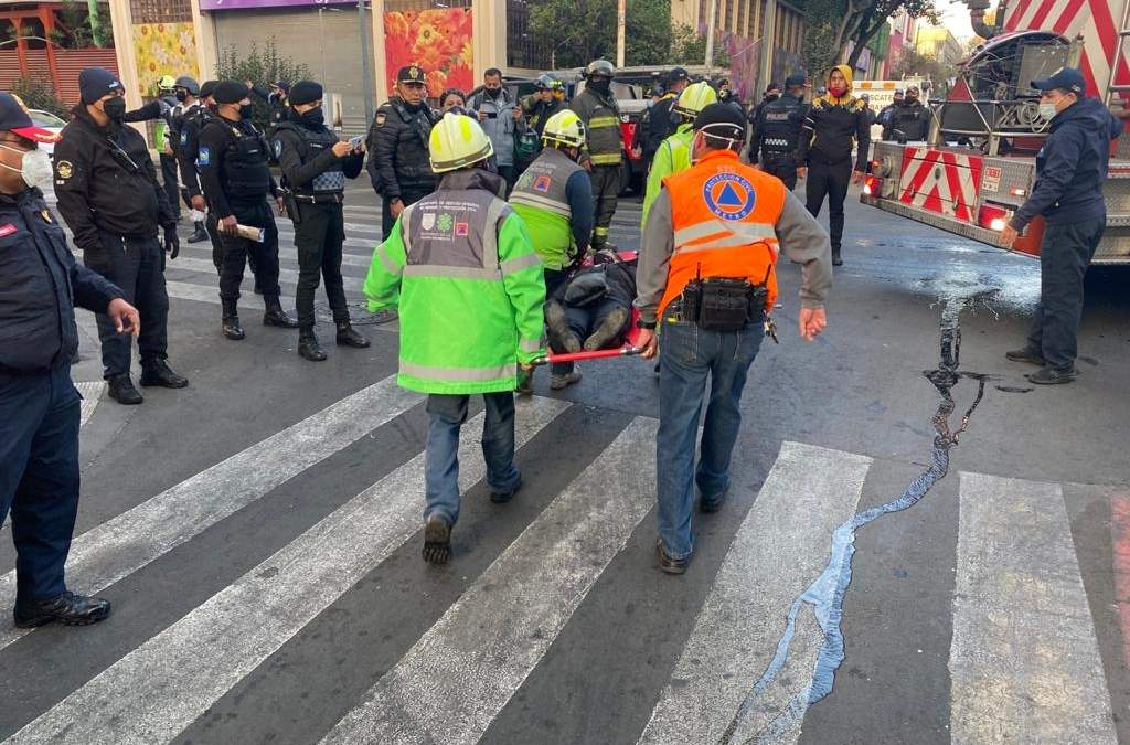 Traslado de una persona lesionada en el incendio en las instalaciones del Metro