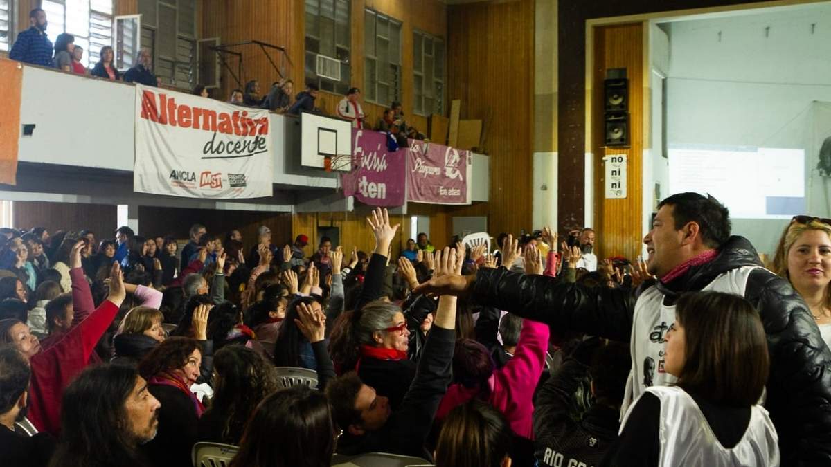 Momento de la votación en la asamblea de ATEN Capital. Fuente: (Emiliano Ortiz)