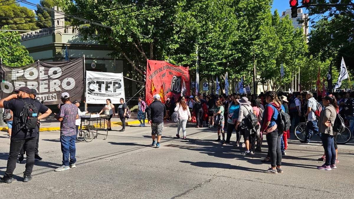 Corte frente a Casa de Gobierno. Fuente: (Javier Manzano - Minuto Neuquén)