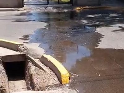 Video: el río que corre desde hace años por las calles de Maipú