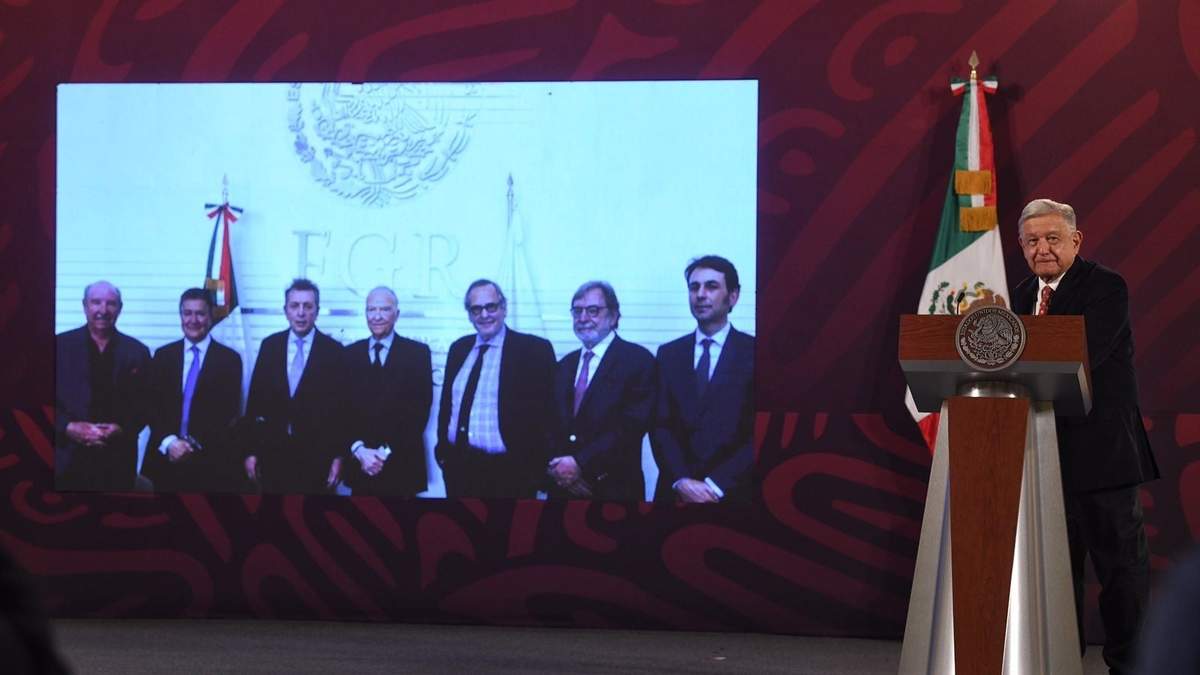 El presidente proyecta en su conferencia mañanera una foto donde sale el fiscal Alejandro Gertz Manero en una reunión