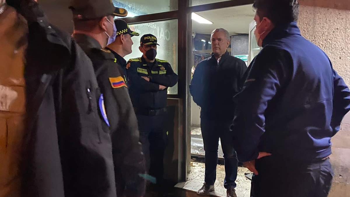 El presidente colombiano durante un recorrido en la zona del ataque