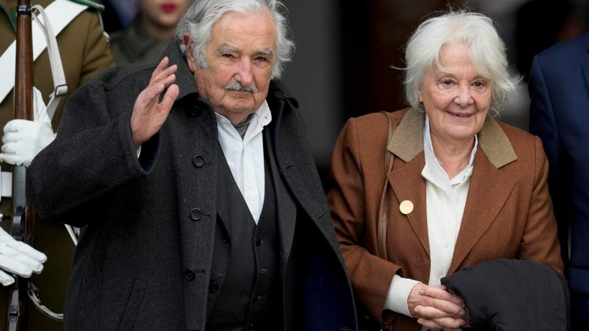 El expresidente de Uruguay José Mujica, a la izquierda, y su esposa Lucía Topolansky