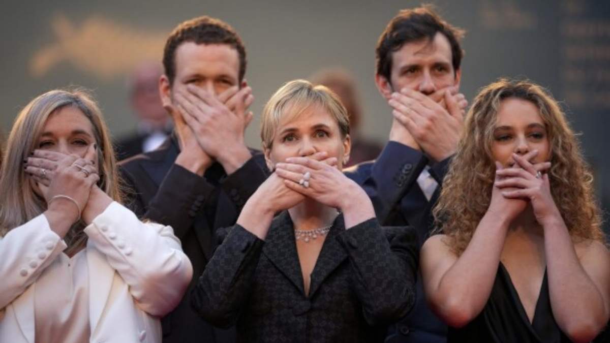La actriz Judith Godreche y activista de MeToo, centro, posa a su llegada al estreno de 'Furiosa: A Mad Max Saga' en la 77a edición del Festival de Cine de Cannes