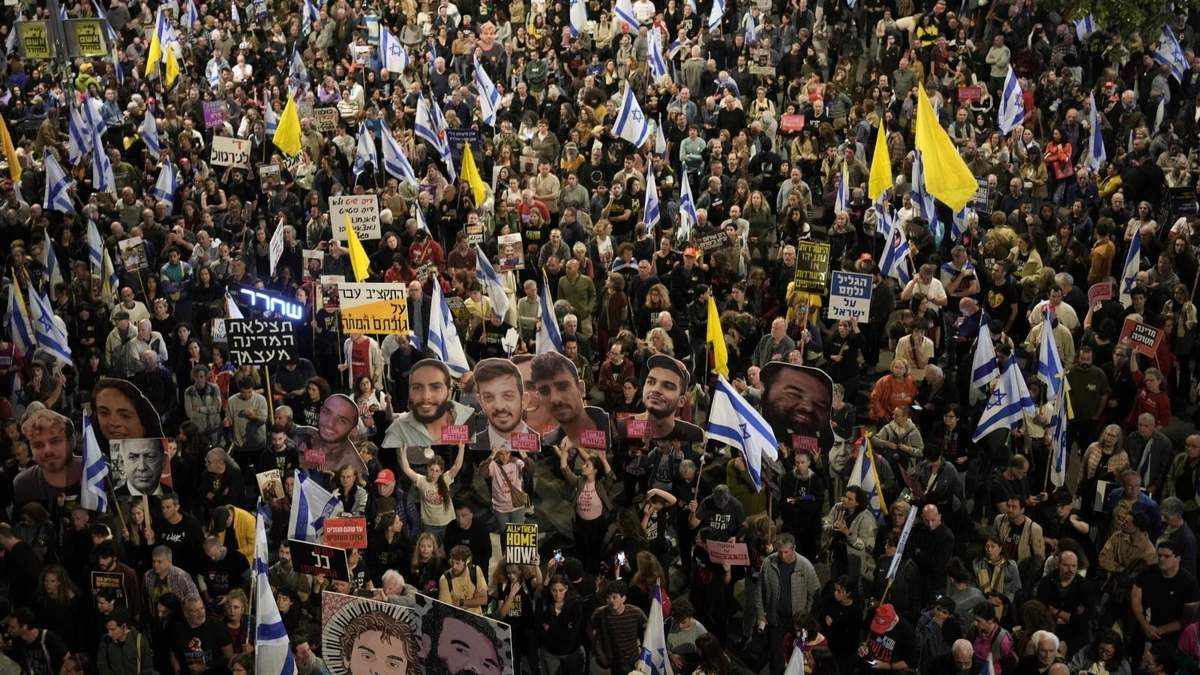 Personas participan en una protesta en Tel Aviv exigiendo la liberación inmediata de los rehenes retenidos por Hamás en la Franja de Gaza