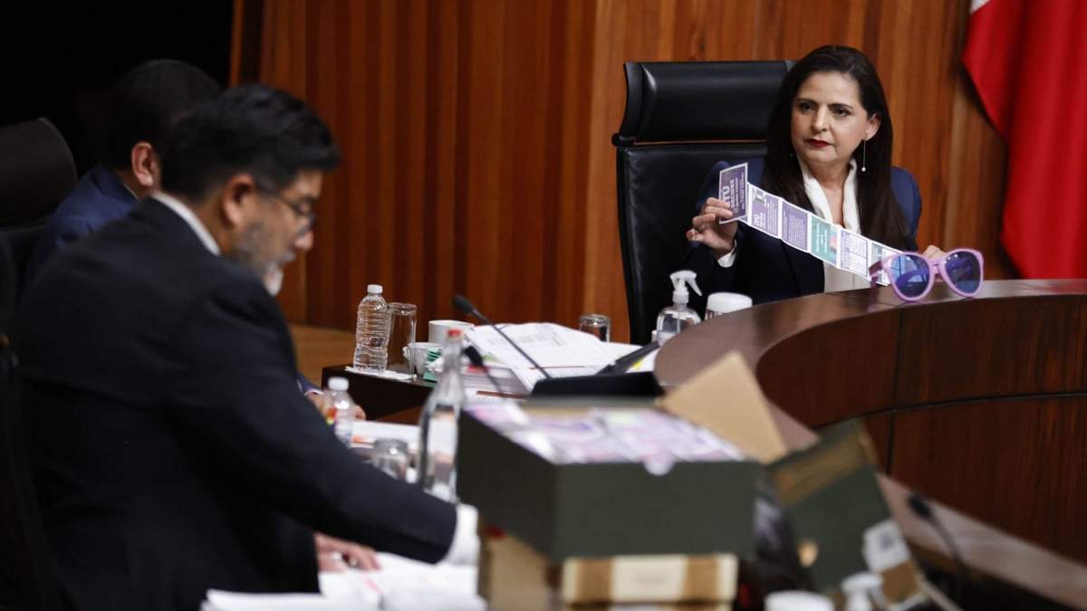 Mónica Soto Fregoso y Reyes Rodríguez durante la sesión del 20 de agosto del TEPJF en la que se avaló la elección del Poder Judicial pese al uso de acordeones
