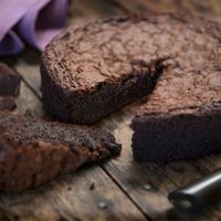 Sin harinas ni azúcar: sacate las ganas de algo rico con esta torta de chocolate de 2 ingredientes