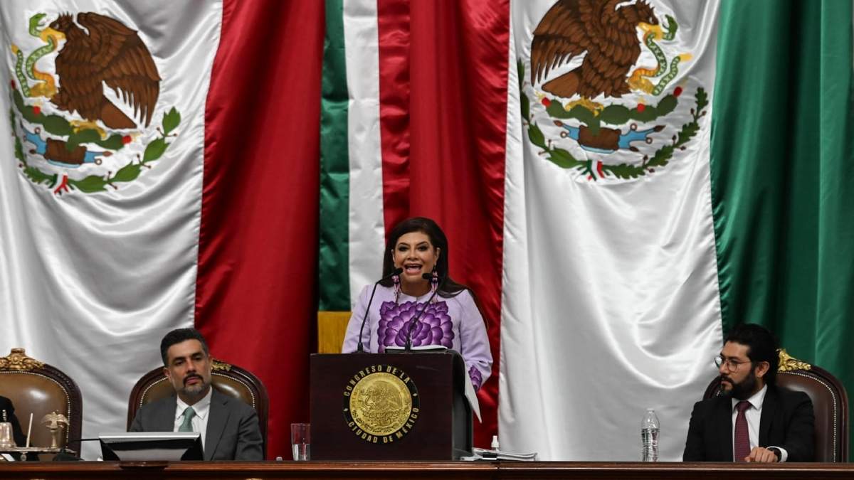 Marath Bolaños (der.) acudió en representación de la presidenta Claudia Sheinbaum al informe de Clara Brugada