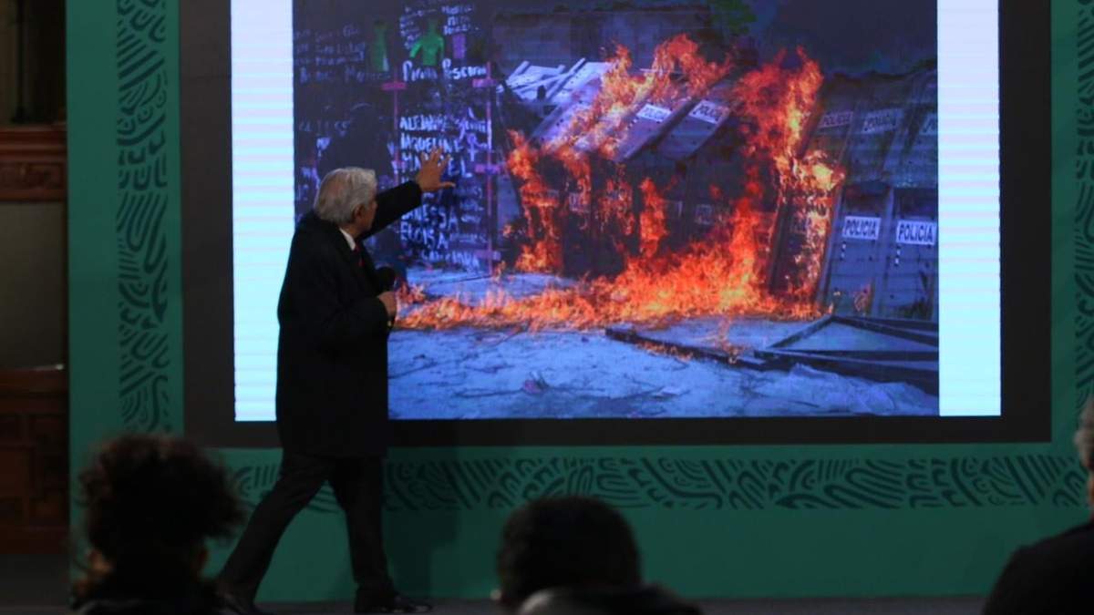 El mandatario exhibió videos, desde distintos ángulos, de los disturbios frente a Palacio Nacional