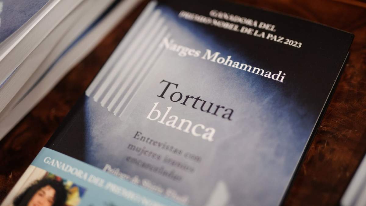 Cubierta del libro 'Tortura blanca', en la sede de la Asociación de la Prensa, a 4 de diciembre de 2023, en Madrid