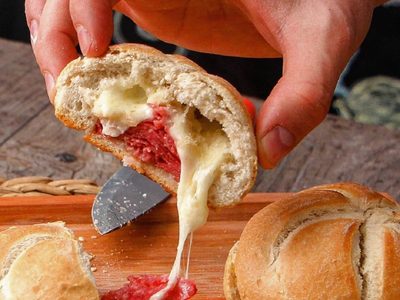 Pan relleno de jamón y queso: una receta exprés y gratinada que vas a amar para la merienda