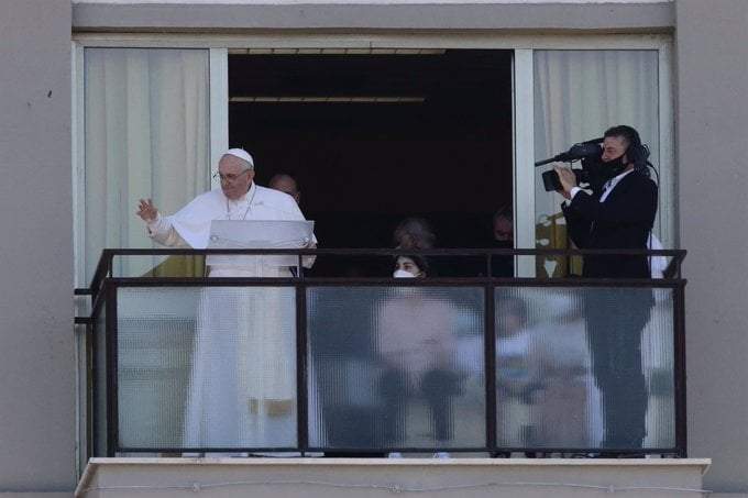 El Papa en su anterior operación en 2021 en el balcón de la habitación del Hospital Gemelli de Roma, donde fue intervenido